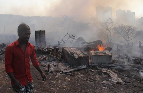 Ấn Độ: Bình gas phát nổ liên tiếp, 1.000 ngôi nhà chìm trong biển lửa