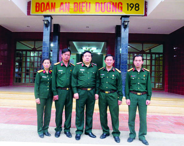 Đại tướng Phùng Quang Thanh - Ủy viên Bộ Chính trị, Phó Bí thư QUTW, Bộ trưởng Bộ Quốc phòng chụp ảnh lưu niệm với cán bộ Đoàn An điều dưỡng 198 (tháng 4/2013)