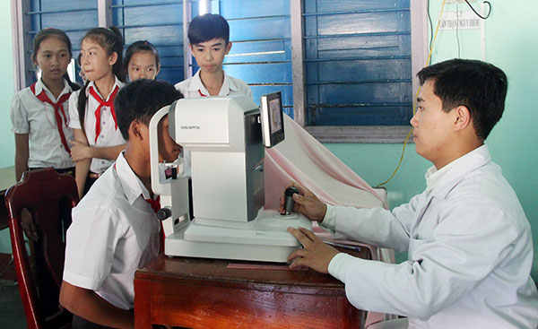 Khám mắt cho học sinh THCS huyện Đạ Tẻh