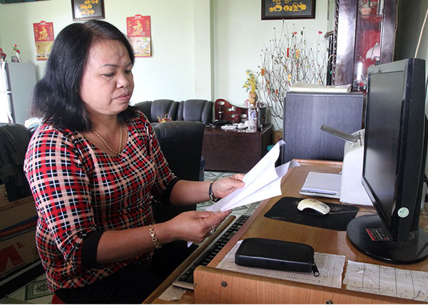 Cô giáo Nguyễn Thị Năm chuẩn bị giáo án trước giờ lên lớp