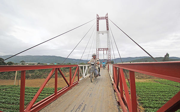 Cây cầu treo bắc qua sông Đa Nhim - công trình từ sự chung tay xây dựng của Linh mục quản xứ và bà con Giáo xứ Lạc Viên
