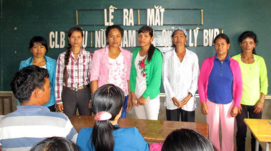 Các thành viên trong CLB Phụ nữ tham gia quản lý bảo vệ rừng