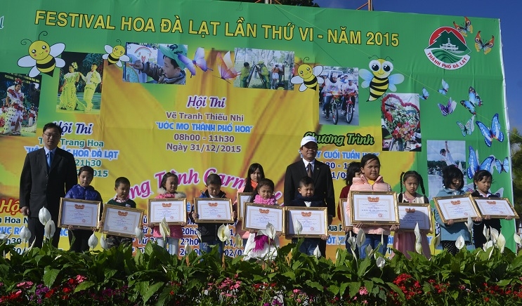 Lãnh đạo thành phố Đà Lạt trao giải cho các em học sinh đoạt giải cuộc thi vẽ tranh “Ước mơ thành phố Hoa”
