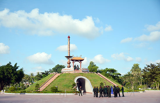 Đài tưởng niệm liệt sĩ đặt ở trung tâm khu Thành cổ Quảng Trị
