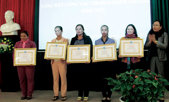 Bà Phạm Thị Mỹ Huyền - TUV, Chủ tịch Hội LHPN tỉnh trao Bằng khen của TW Hội cho 5 cá nhân đạt danh hiệu Phụ nữ Xuất sắc năm 2015
