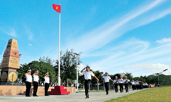 Cán bộ, chiến sỹ đảo Song Tử Tây huấn luyện duyệt đội ngũ