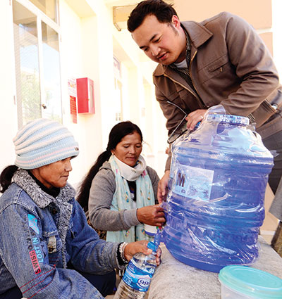 Đều đặn hàng tuần, anh Tú mang nước uống I.C.M đến bếp ăn tình thương Bệnh viện Đa khoa Lâm Đồng cho bệnh nhân