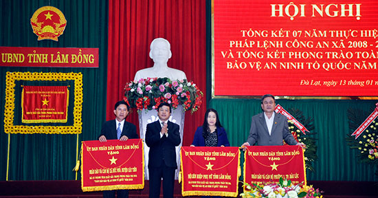 Đ/c Đoàn Văn Việt tặng Cờ thi đua xuất sắc của UBND tỉnh cho các đơn vị