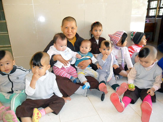 Sư cô Thích nữ Tâm Hạnh và các em nhỏ được nuôi dưỡng tại Cô nhi viện