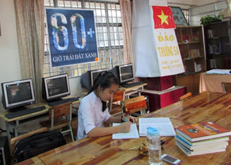 Vũ Thị Kim Xuân tự học tại thư viện