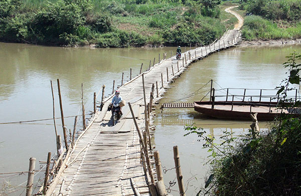 Chiếc cầu tạm bắc qua sông Đồng Nai trên địa bàn Cát Tiên ngày một dài ra vì lở bờ