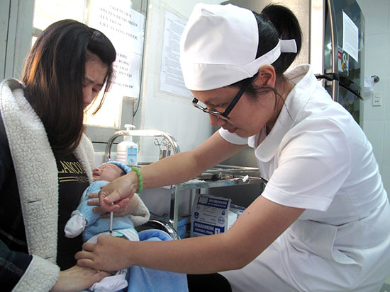 Phòng tiêm chủng SAFPO 35 Lâm Đồng khai trương tiêm chủng cho trường hợp đầu tiên là cháu bé 2,5 tháng tuổi được tiêm vắc xin 5 trong 1 và viêm gan B