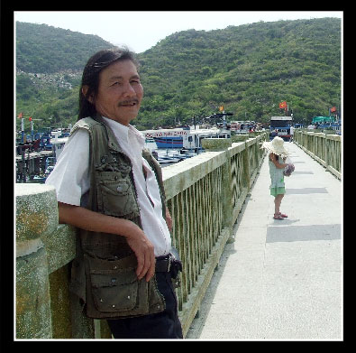 Nhà báo Khắc Dũng trong chuyến đi biển Ninh Hải (Ninh Thuận) Ảnh chụp tháng 7/2015
