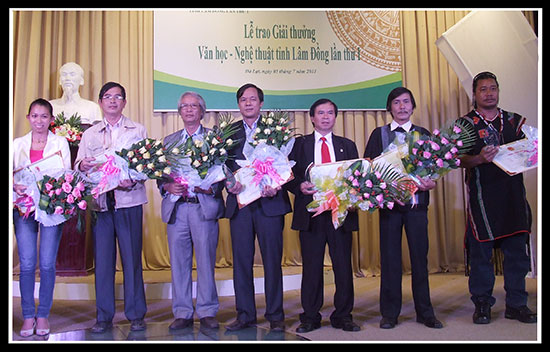 Nhà báo Khắc Dũng (đứng thứ 2 từ phải qua trong lễ trao giải thưởng Văn học nghệ thuật Lâm Đồng lần thứ I - Ảnh chụp tháng 7/2013