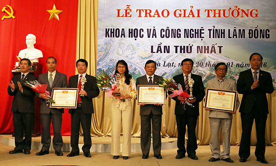 Phó Chủ tịch UBND tỉnh Trần Ngọc Liêm và ông Ngụy Xứng Hùng - Chủ tịch Liên hiệp các Hội KHKT tỉnh trao cúp, hoa và bằng chứng nhận cho các tác giả có công trình, cụm công trình đạt giải A