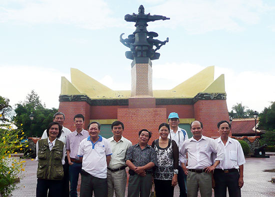 Nhà báo Khắc Dũng (hàng trước - bên trái), cùng các đồng nghiệp của Báo Lâm Đồng trong một chuyến công tác ở các tỉnh phía Nam