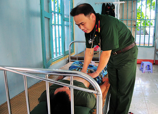 Bác sỹ, đại úy Nguyễn Minh Phú khám chữa bệnh cho chiến sỹ trên đảo Sơn Ca