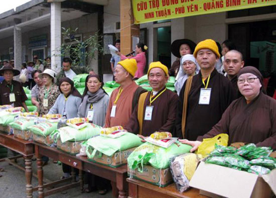 Ban Từ thiện XH - PG Lâm Đồng thực hiện cứu trợ đồng bào bị thiên tai.
