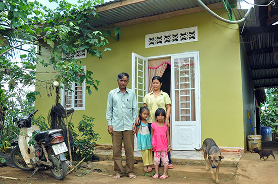 Gia đình ông K’Kinh (bệnh binh 2/3, ở thôn Kon Rum, xã Hòa Bắc) được hỗ trợ xây nhà tình nghĩa