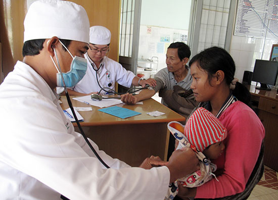 Khám bệnh BHYT cho người dân tại Phòng khám đa khoa khu vực Ka Đơn - Đơn Dương.