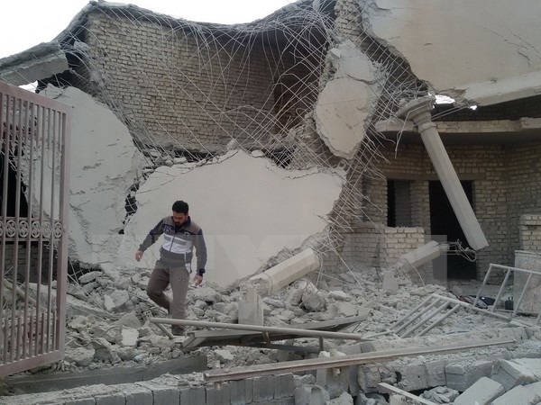 Một ngôi nhà bị phá hủy trong cuộc không kích. (Nguồn: THX/TTXVN)