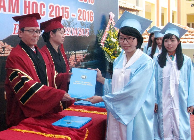TS Dương Quý Sỹ trao bằng tốt nghiệp cho sinh viên Trường Cao đẳng Y tế Lâm Đồng