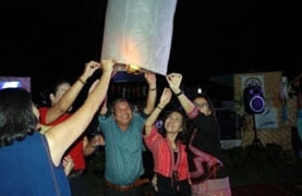 Các đồng nghiệp Việt Nam và Thái Lan thả đèn hoa lên bầu trời trong đêm hội Tết Loy Krathong