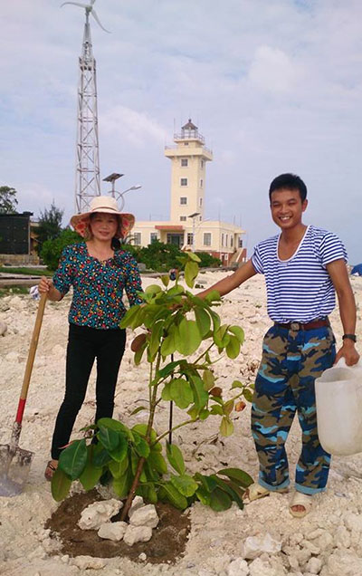 Chị Trần Thị Phượng và con trai Phùng Ngọc Giang trồng cây lưu niệm trên đảo Sinh Tồn