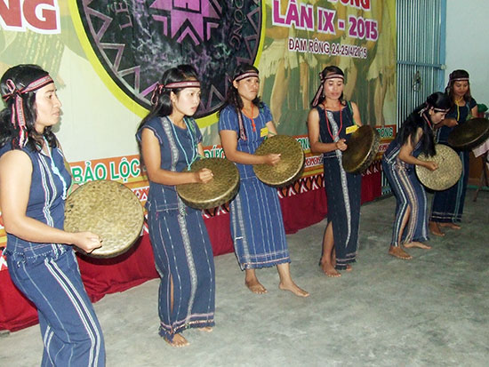 Đội cồng chiêng nữ thị trấn Đinh Văn mang nét độc đáo và sức sống mới cho Di sản văn hóa cồng chiêng (Ảnh chụp tại Liên hoan văn hóa cồng chiêng Tây Nguyên tỉnh Lâm Đồng - 2015 tại Đam Rông)