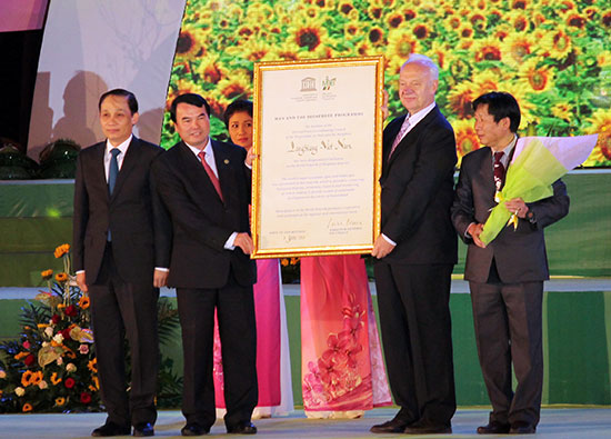 Đại diện tổ chức UNESCO tại Việt Nam trao quyết định công nhận Khu Dự trữ Sinh quyển Thế giới Lang Biang cho tỉnh Lâm Đồng