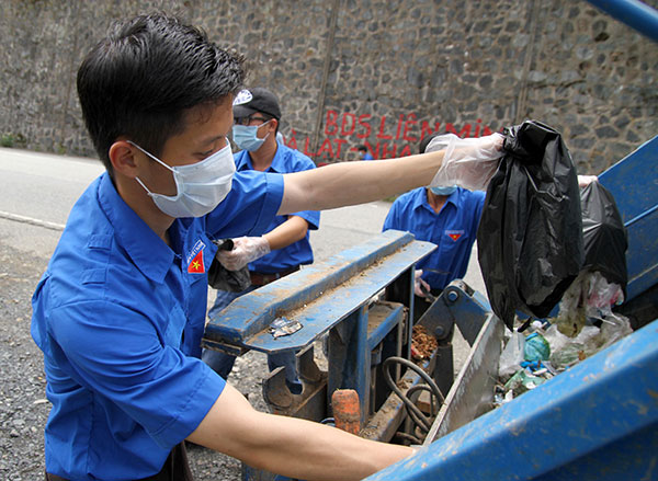 Các ĐVTN đang thu gom rác thải tại bãi dừng chân Hòn Giao