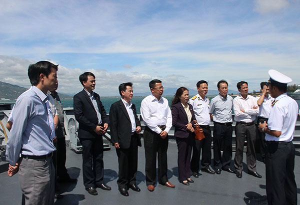 Lãnh đạo tỉnh Lâm Đồng nghe giới thiệu về tàu Lý Thái Tổ