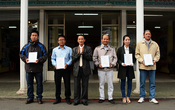 Đồng chí Trưởng Ban Tuyên giáo Tỉnh ủy trao thưởng cho  các tác giả và nhóm tác giả đạt giải A tác phẩm báo chí chất lượng cao