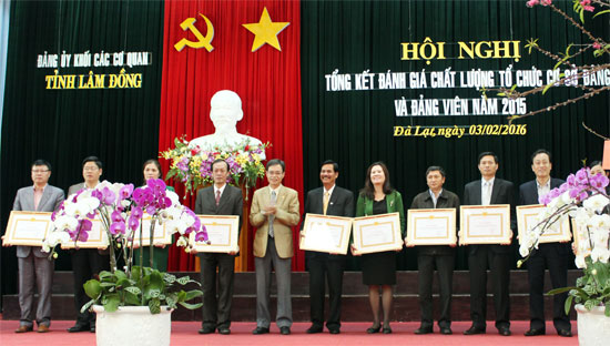 Đồng chí Trần Duy Hùng trao giấy khen cho 11 TCCS Đảng đạt TSVM tiêu biểu năm 2015