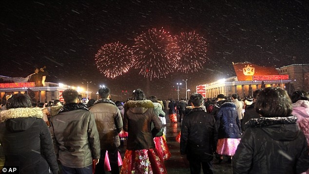 Người dân Triều Tiên vui mừng ngắm pháo hoa (Ảnh: AP)