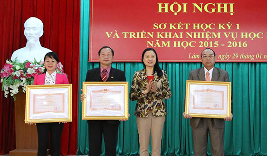 Bà Đàm Thị Kinh - Giám đốc Sở GDĐT trao Bằng khen của Thủ tướng Chính phủ cho các tập thể đạt thành tích