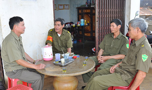 Công an và dân phòng thôn 14 (Hòa Ninh) hội ý triển khai công tác