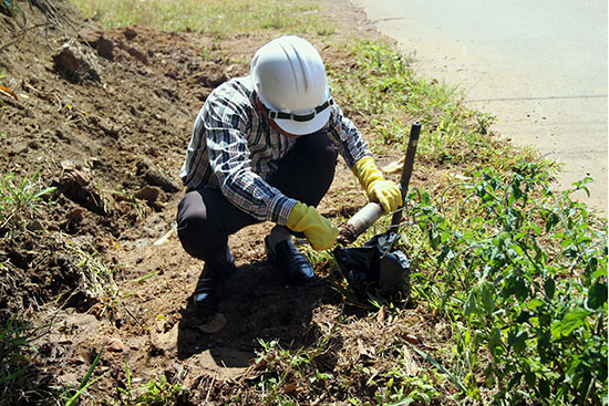 Đoàn kiểm tra liên ngành tiến hành lấy các mẫu đất bị nhiễm xút để kiểm tra, phân tích