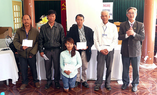 UBMTTQ tỉnh trao quà cho những người khuyết tật tiêu biểu của tỉnh trong năm 2015.