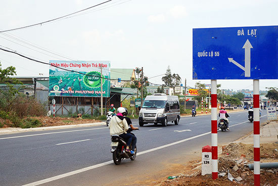 Ảnh chụp tại đường Trần Phú (QL 20), gần đối diện với tổ dân phố 18, phường Lộc Sơn, thành phố Bảo Lộc