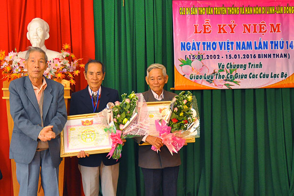 Ông Nguyễn Đức Diệu trao Bằng khen của CLB DSTVTT và HN Việt Nam tặng 2 thành viên của CLB huyện