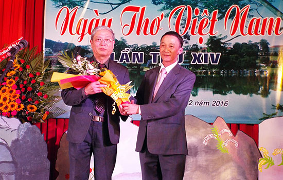 Đồng chí Trần Văn Hiệp đã tặng hoa cho đại diện các nhà thơ