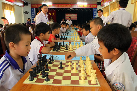 Các kỳ thủ tham gia thi đấu tại Giải Cờ vua truyền thống huyện Bảo Lâm lần thứ 8