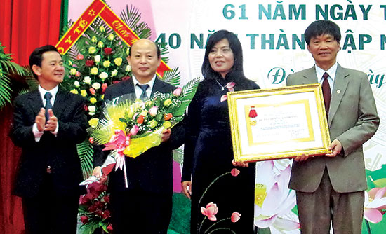 Sở Y tế Lâm Đồng đón nhận Huân chương Lao động hạng Nhì