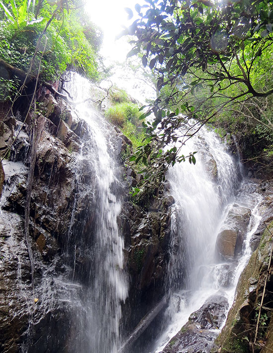 Một thác nước hoang sơ ở xã Xuân Trường