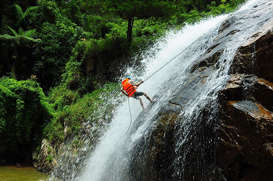 Vượt thác là một trong những loại hình được yêu thích hàng đầu trong du lịch mạo hiểm tại Lâm Đồng