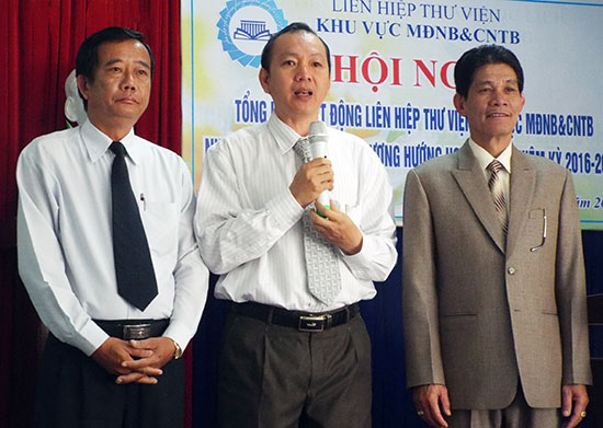Ông Hồ Thanh Hà - Giám đốc Thư viện Lâm Đồng (bên phải) được tín nhiệm cử làm Giám đốc Liên hiệp thư viện miền Đông Nam bộ và Cực Nam Trung bộ (2016 - 2018)
