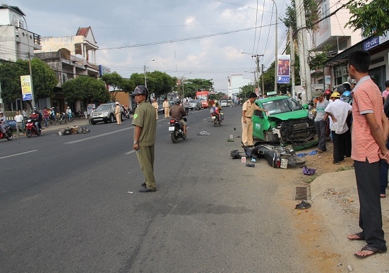 Bảo Lộc: Taxi tông liên hoàn 2 xe máy khiến 2 người nguy kịch