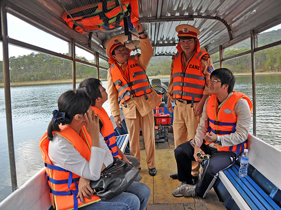 Cảnh sát giao thông đường thủy kiểm tra phương tiện trước khi xuất bến trên hồ Tuyền Lâm