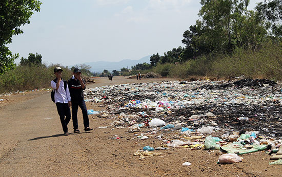 Đường băng Sân bay Lộc Phát… thành bãi rác